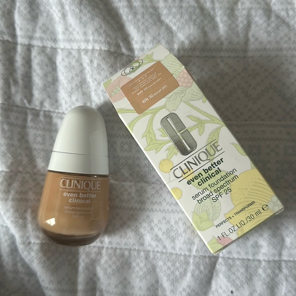 Clinique Even Better Clinical Serum Foundation SPF 25 in WN 30 Biscuit